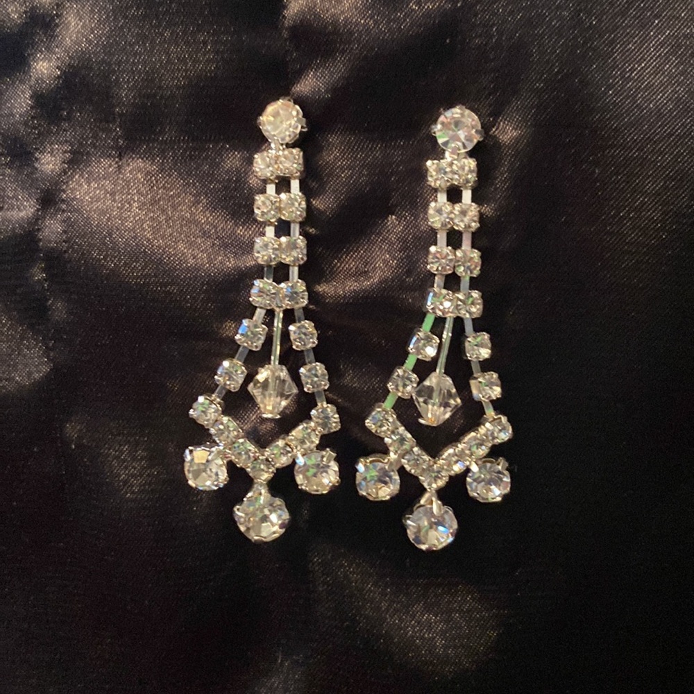 Sparkling Chandelier Earrings made of Crystals
